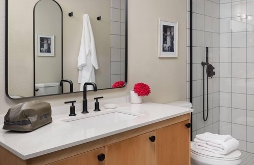 Jackson Hotel | Retro Lodge w/Social Courtyard & Hot Tub – Close to Jackson Hole Adventures