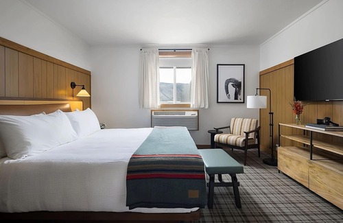 Jackson Hotel | Retro Lodge with Fire Pits, Saloon & All-Year Heated Pool Near Jackson Hole