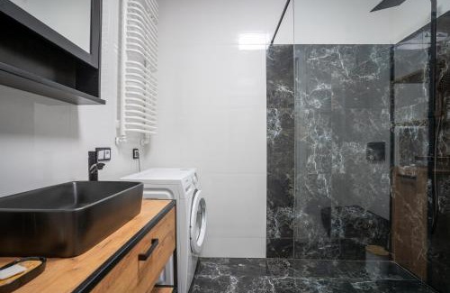 Sosnowiec Apartment | Retro Milenium Park Apartment by BookingHost