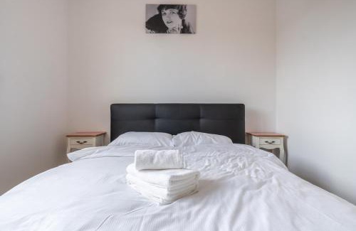 Sosnowiec Apartment | Retro Milenium Park Apartment by BookingHost