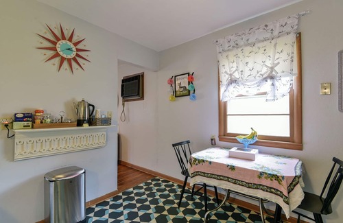 Pittsburg House | Retro rental within walking distance of PSU