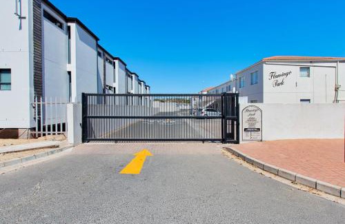 Langebaan Apartment | Retro Rest - walking distance to Beach, Langebaan