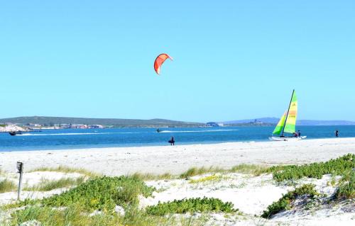 Langebaan Apartment | Retro Rest - walking distance to Beach, Langebaan