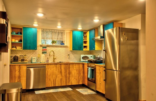 Tumwater House | Retro Retreat 2 King bedroom home, free WiFi in charming Tumwater