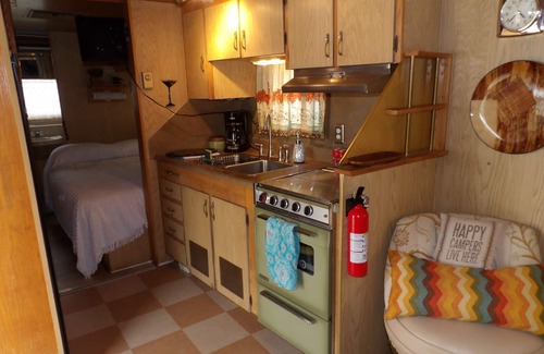 Rockport House | Retro Retreat. Swimming Pool, Hot Tub, High-speed Wifi, Pet friendly!