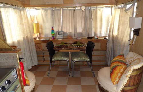 Rockport House | Retro Retreat. Swimming Pool, Hot Tub, High-speed Wifi, Pet friendly!