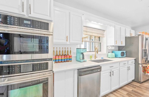 Catalina House | Retro Waterfront - Pool & Hottub, Tiki Bar, Dock, Fire-Pit, Kayaks, Paddleboards