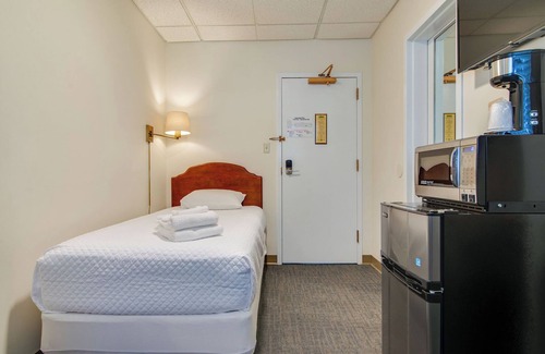 Music Row Hotel | Revamped Dorm Room - GREAT Location!
