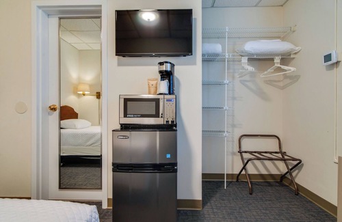 Music Row Hotel | Revamped Dorm Room - GREAT Location!