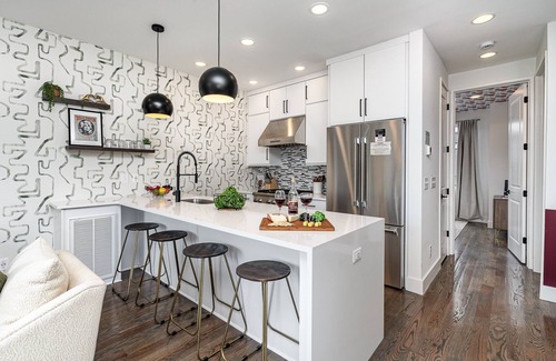Katie Hill Neighborhood Cottage | Revival-rooftop Deck/hot Tub- Mins to Broadway