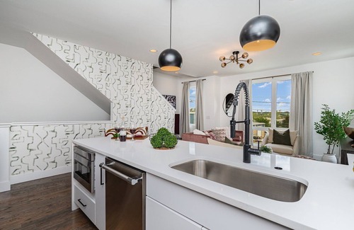 Katie Hill Neighborhood Cottage | Revival-rooftop Deck/hot Tub- Mins to Broadway