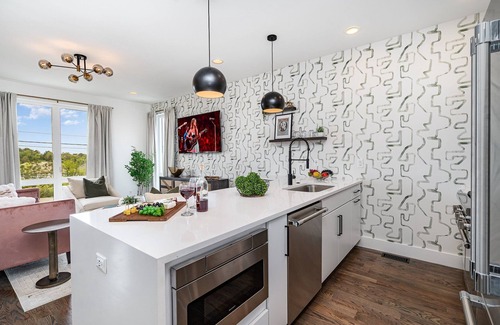 Katie Hill Neighborhood Cottage | Revival-rooftop Deck/hot Tub- Mins to Broadway