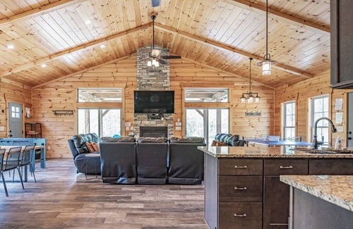 New Plymouth Cabin | Revive Ridge: Ranch-style lodge in Hocking Hills. Perfect for multi-generations!