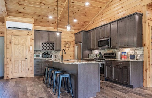 New Plymouth Cabin | Revive Ridge: Ranch-style lodge in Hocking Hills. Perfect for multi-generations!