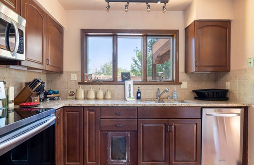 Santa Fe House | Rexie's Place | Mountain Views + 10 Min Drive to the Plaza!