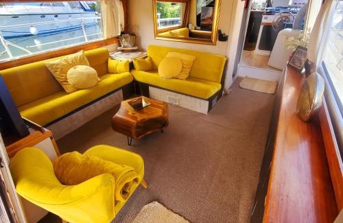 Runnymede Boat Rental | Rhapsody in Blue