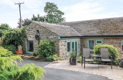 Hollow Meadows Cottage | RHINEGOLD BUNGALOW, pet friendly, with a garden in Sheffield