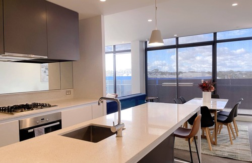Richmond North Apartment | Richmond 180° Balcony View Apartment Across From the Shopping Mallfree Parking
