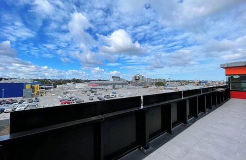 Richmond North Apartment | Richmond 180° Balcony View Apartment Across From the Shopping Mallfree Parking