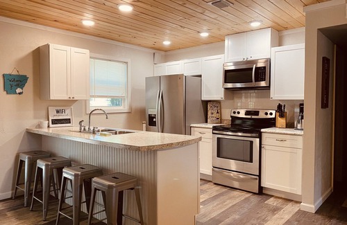 Mena House | Ride2 WPG trails,Garage, Mnt Cabin, WiFi Paved Firepit, Circle Dr Parking, King