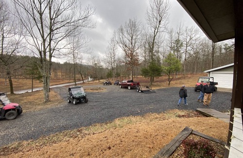 Mena House | Ride2 WPG trails,Garage, Mnt Cabin, WiFi Paved Firepit, Circle Dr Parking, King