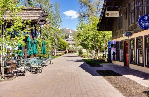 Elkhorn Village Apartment | Ridge Hideaway
