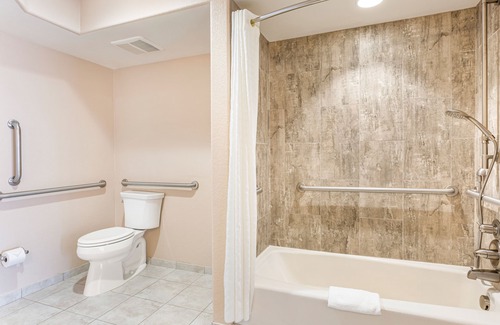 Oak Creek Resort | Ridge on Sedona - 1 BEDROOM 1 KING SUITE WITH ACCESSIBLE TUB