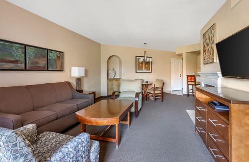 Oak Creek Resort | Ridge on Sedona - 1 BEDROOM 1 KING SUITE WITH ACCESSIBLE TUB