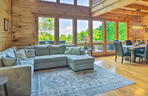 Vein Mountain Cabin | 'Ridgetop View' Nebo Cabin: Hot Tub, Fire Pit