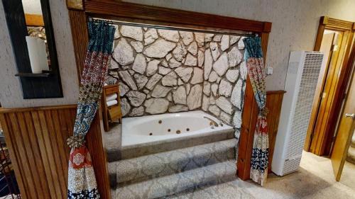 Red River House | Ridgeview Lodge - Fenced Yard - Satellite - WiFi - Washer - Dryer - Grill - Fireplace