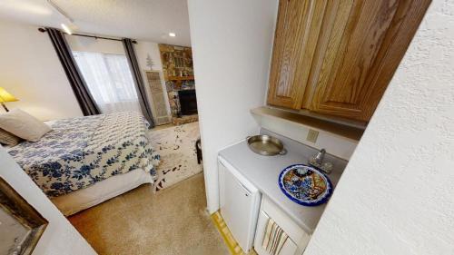 Red River House | Ridgeview Lodge - Fenced Yard - Satellite - WiFi - Washer - Dryer - Grill - Fireplace