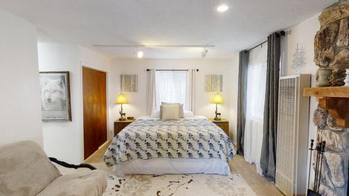 Red River House | Ridgeview Lodge - Fenced Yard - Satellite - WiFi - Washer - Dryer - Grill - Fireplace