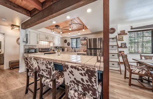 West Village Cabin | Ridgeview Retreat ~ Where Location Meets Comfort (AC!)