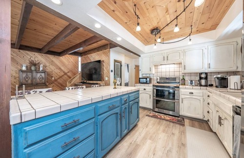 West Village Cabin | Ridgeview Retreat ~ Where Location Meets Comfort (AC!)