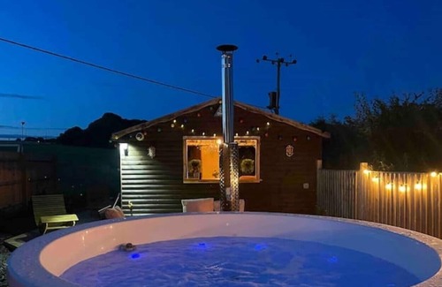 East Ilsley Cabin | Ridgeway Cabin & Hot Tub Spa