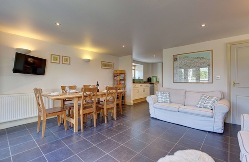 West Beckham Cottage | Riding Stable - sleeps 6 guests in 3 bedrooms