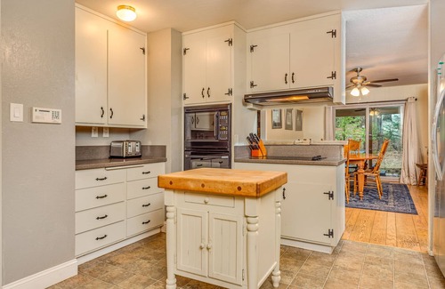 Glencoe Cabin | RIGHT ACROSS FROM LAKEMONT PINES LAKE SLEEPS 12 W/HOT TUB + EV CHARGER