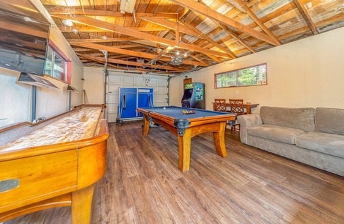 Glencoe Cabin | RIGHT ACROSS FROM LAKEMONT PINES LAKE SLEEPS 12 W/HOT TUB + EV CHARGER