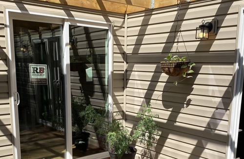 Hickory House | Right in the heart of Hickory, close to shopping , restaurants, downtown, hospit