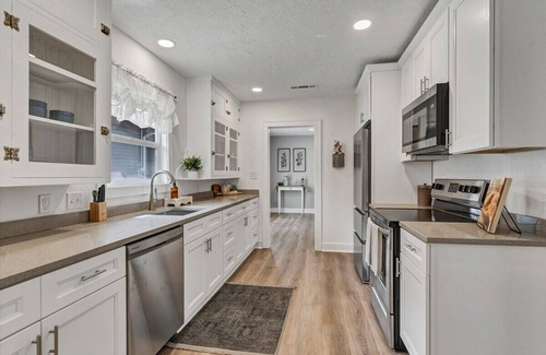 Lebanon House | Right next to hospital, med-school, bars & more!