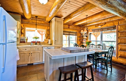 Garfield Cabin | Right on the water, stay at this Instagram photo-ready real LOG CABIN +Kayaks!