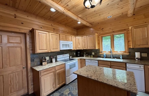 Clarkridge Cabin | Rim Shoals River Cabin - private boat dock, walk-in fishing access sleeps 14