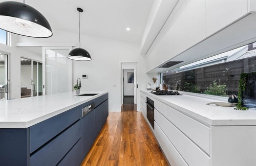 Inverloch House | Ripple Inn; Year-Round Heated Pool, Linen, EV Charger, Wifi; walk to the beach!