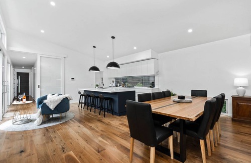Inverloch House | Ripple Inn; Year-Round Heated Pool, Linen, EV Charger, Wifi; walk to the beach!