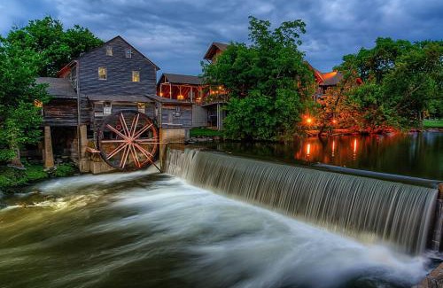 Pittman Center House | Rippling Stream, Hot Tub, Game Room, 5 Star, Fire Pit, Free Attraction Tickets, Secluded!