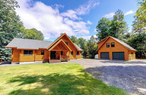 Rockwood House | Rise n' Shine Maine - A Lakefront Loghouse in the Woods