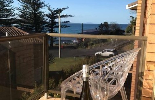 Black Head Apartment | Rise to the gentle sound of the ocean