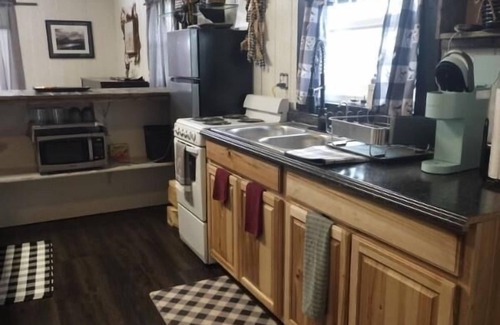 Browning Cabin | Rising Wolf CabinnGlacier National ParknCentralized location for exploring