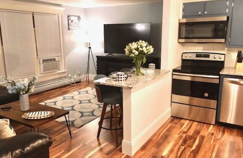 Green Bay House | Ritchie’s Titletown Executive Suites: Bachelor’s Den