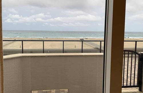 Singer Island Apartment | RITZ Riviera Beach SUN & SAND, GUEST SUITE, GYM, Pool, BBQ, HT, SUN SETS PB FL